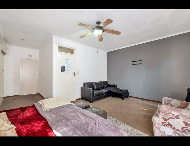 2 BEDROOM TOWNHOUSE FOR SALE IN WINDSOR WEST